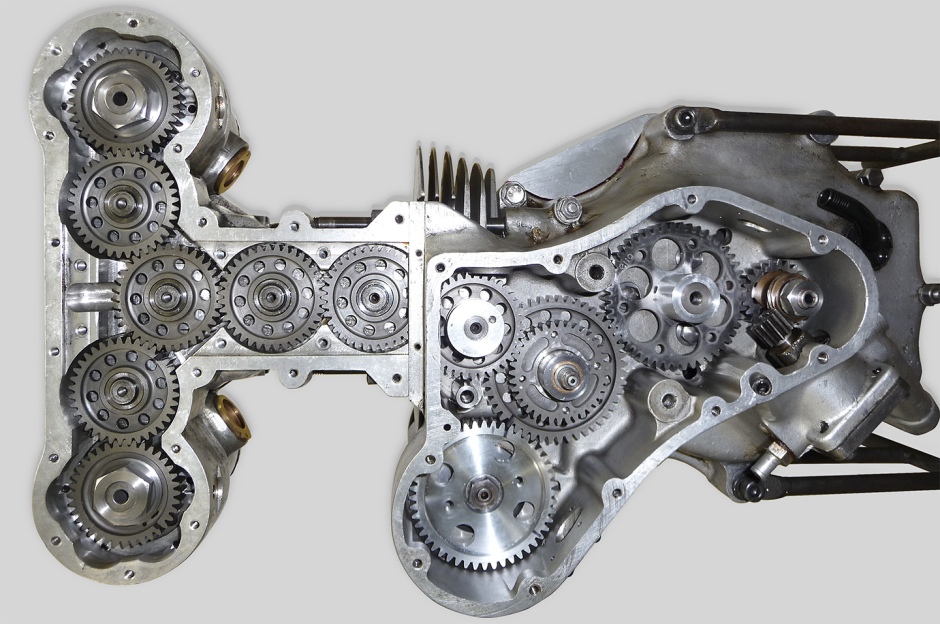 Nick Thomson, Eldee Velocette, special casing, train of nine spur gears, special casing